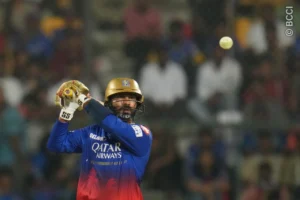 Read more about the article Dinesh Karthik: Wicket-Keeping Wonder or Past His Prime? A Battle for the 2024 World T20 Spot
